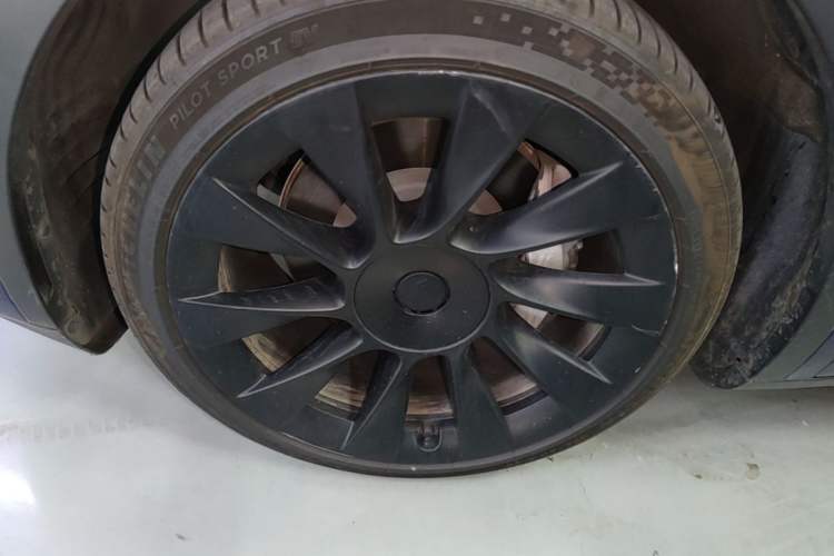 Used Tesla Model Y 2021 Long-Range All-Wheel-Drive Version Left Front Wheel Hub