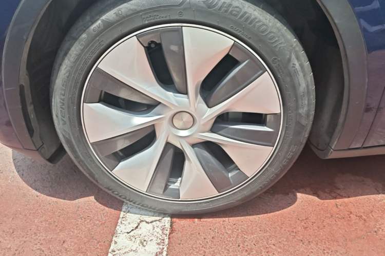 Used Tesla Model Y 2021 Standard Range Rear-Wheel Drive Version Left Front Wheel Hub