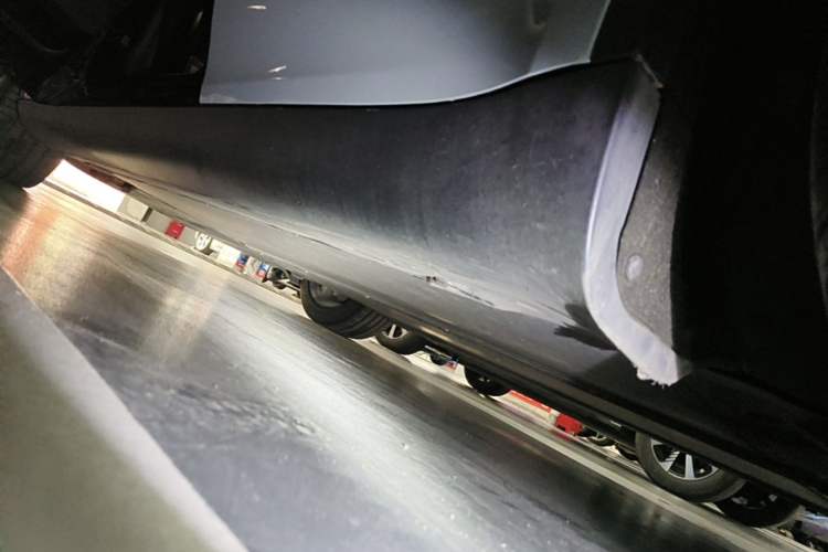 Used Tesla Model Y 2021 Long-Range All-Wheel-Drive Version Left Side Sill