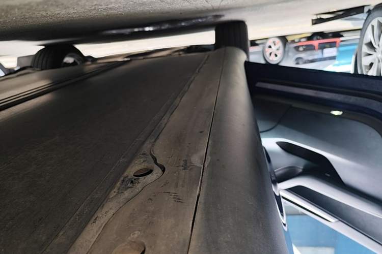 Used Tesla Model Y 2021 Long-Range All-Wheel-Drive Version 3D7 Left Side Sill