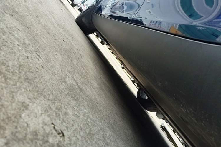 Used Tesla Model Y 2021 Long-Range All-Wheel-Drive Version 3D7 Left Side Sill