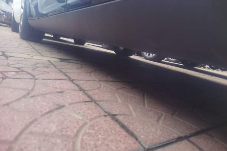 Used Tesla Model Y 2021 Long-Range All-Wheel-Drive Version 3D7 Left Side Sill