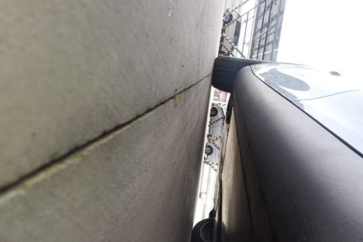 Used Tesla Model Y 2021 Standard Range Rear-Wheel Drive Version Left Side Sill