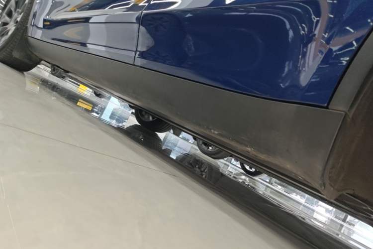 Used Tesla Model Y 2021 Long-Range All-Wheel-Drive Version 3D7 Left Side Sill