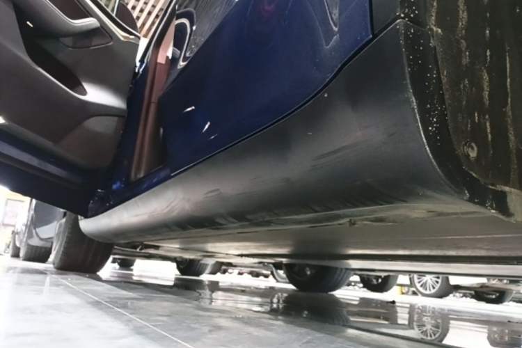 Used Tesla Model Y 2021 Long-Range All-Wheel-Drive Version Left Side Sill