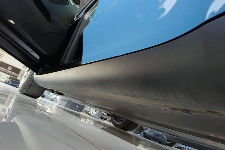 Used Tesla Model Y 2021 Long-Range All-Wheel-Drive Version Left Side Sill