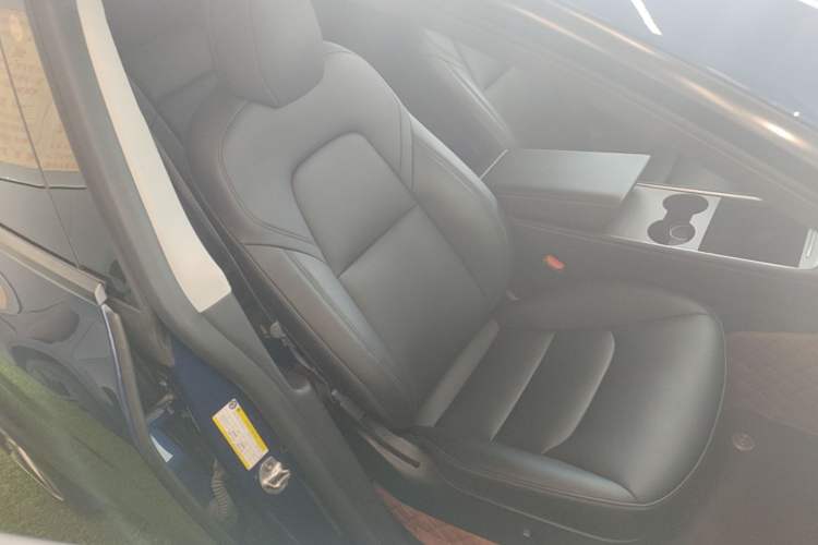 Used Tesla Model Y 2021 Standard Range Rear-Wheel Drive Version Right Front Seat