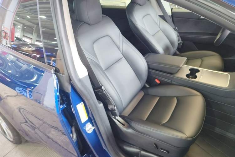 Used Tesla Model Y 2021 Standard Range Rear-Wheel Drive Version Right Front Seat