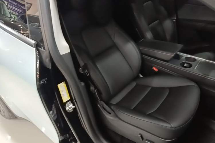 Used Tesla Model Y 2021 Standard Range Rear-Wheel Drive Version Right Front Seat