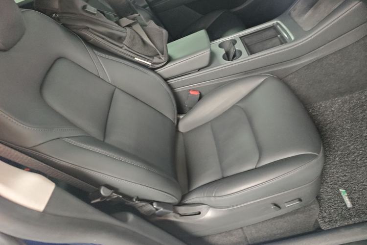 Used Tesla Model Y 2021 Standard Range Rear-Wheel Drive Version Right Front Seat