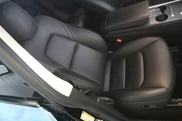 Used Tesla Model Y 2021 Standard Range Rear-Wheel Drive Version Right Front Seat