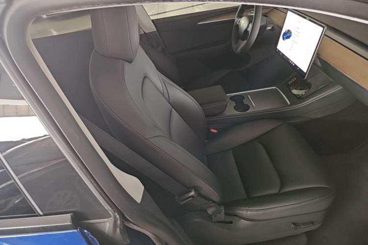 Used Tesla Model Y 2021 Standard Range Rear-Wheel Drive Version Right Front Seat