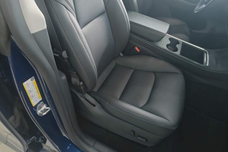 Used Tesla Model Y 2021 Standard Range Rear-Wheel Drive Version Right Front Seat