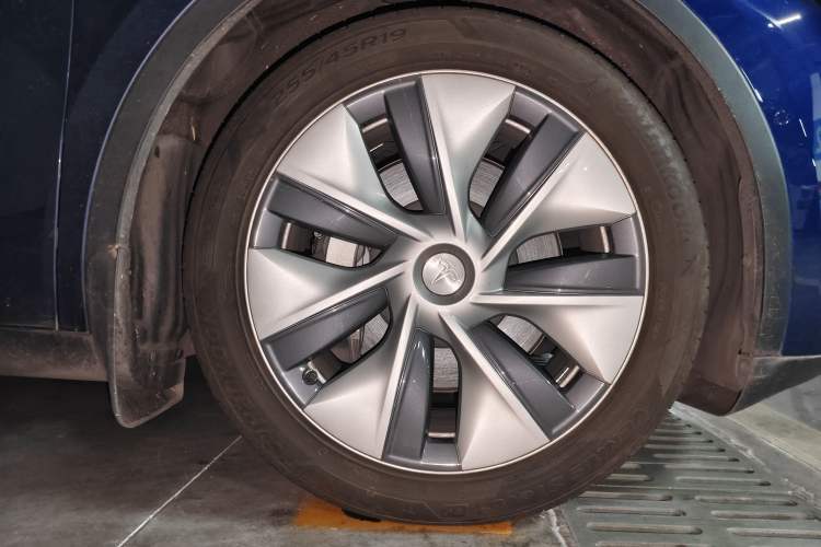 Used Tesla Model Y 2021 Long-Range All-Wheel-Drive Version 3D7 Right Front Wheel Hub