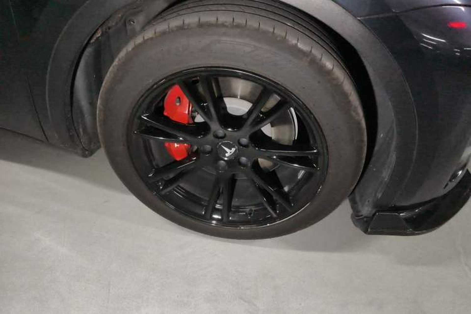 Used Tesla Model Y 2021 Standard Range Rear-Wheel Drive Version Right Front Wheel Hub
