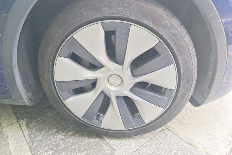 Used Tesla Model Y 2021 Standard Range Rear-Wheel Drive Version Right Front Wheel Hub