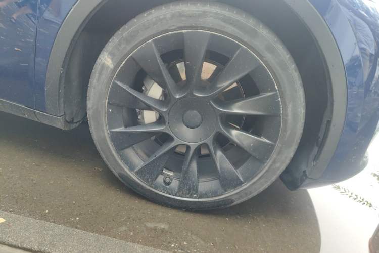 Used Tesla Model Y 2021 Long-Range All-Wheel-Drive Version 3D7 Right Front Wheel Hub
