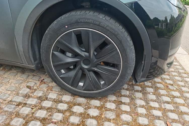 Used Tesla Model Y 2021 Standard Range Rear-Wheel Drive Version Right Front Wheel Hub