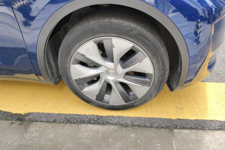 Used Tesla Model Y 2021 Standard Range Rear-Wheel Drive Version Right Front Wheel Hub