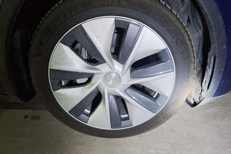 Used Tesla Model Y 2021 Long-Range All-Wheel-Drive Version 3D7 Right Front Wheel Hub