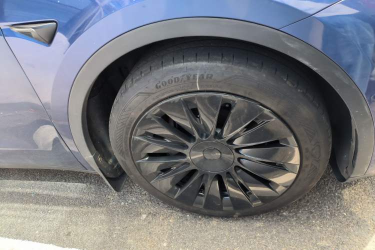 Used Tesla Model Y 2021 Long-Range All-Wheel-Drive Version Right Front Wheel Hub