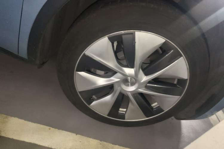 Used Tesla Model Y 2021 Standard Range Rear-Wheel Drive Version Right Front Wheel Hub
