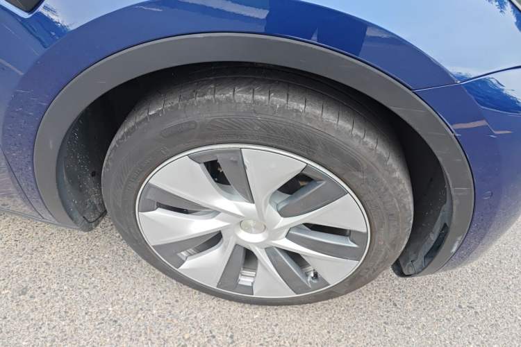 Used Tesla Model Y 2021 Standard Range Rear-Wheel Drive Version Right Front Wheel Hub