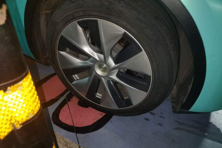 Used Tesla Model Y 2021 Long-Range All-Wheel-Drive Version 3D7 Right Front Wheel Hub