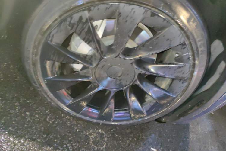 Used Tesla Model Y 2021 Long-Range All-Wheel-Drive Version Right Front Wheel Hub