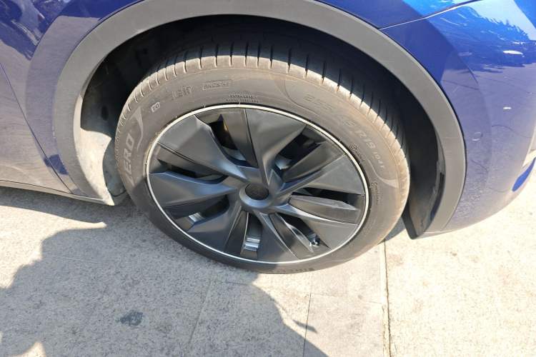 Used Tesla Model Y 2021 Standard Range Rear-Wheel Drive Version Right Front Wheel Hub
