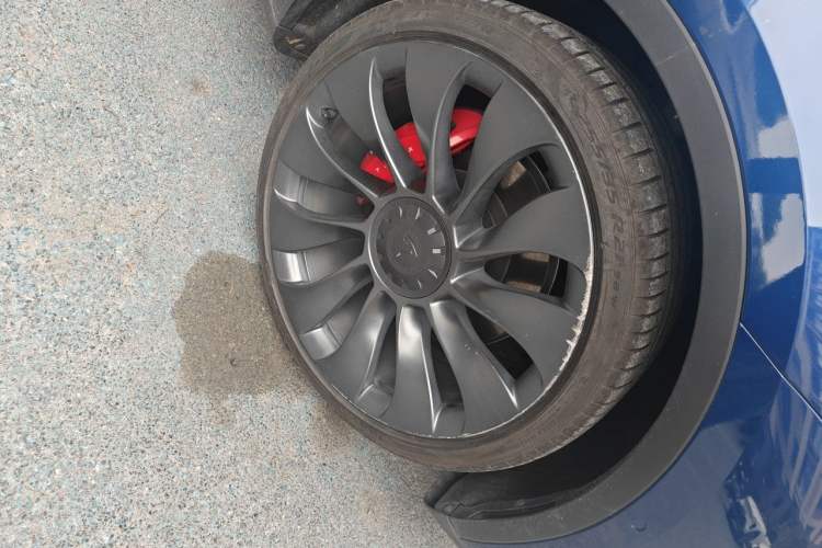 Used Tesla Model Y 2021 Performance High-Performance All-Wheel-Drive Version Right Front Wheel Hub