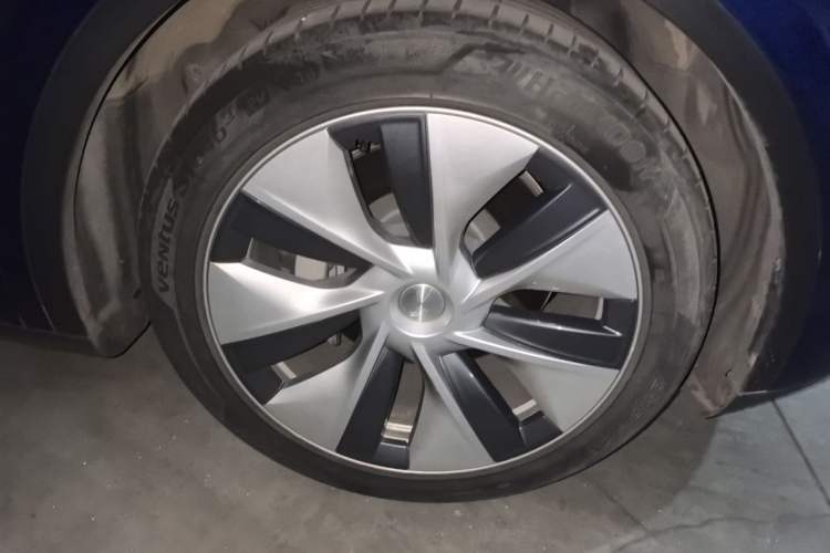 Used Tesla Model Y 2021 Standard Range Rear-Wheel Drive Version Right Front Wheel Hub