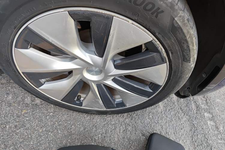 Used Tesla Model Y 2021 Long-Range All-Wheel-Drive Version 3D7 Right Front Wheel Hub