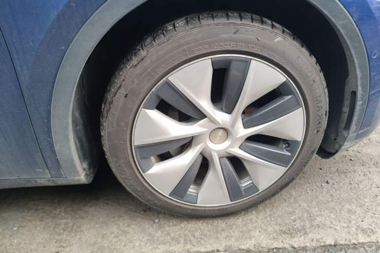 Used Tesla Model Y 2021 Long-Range All-Wheel-Drive Version 3D7 Right Front Wheel Hub