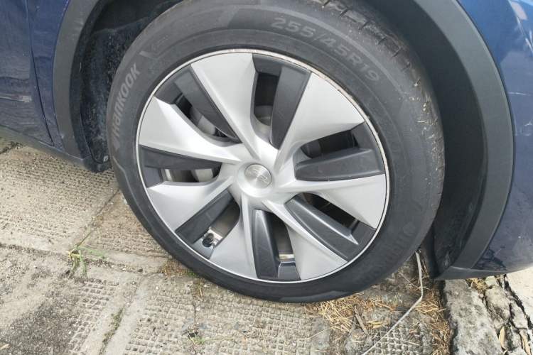 Used Tesla Model Y 2021 Standard Range Rear-Wheel Drive Version Right Front Wheel Hub