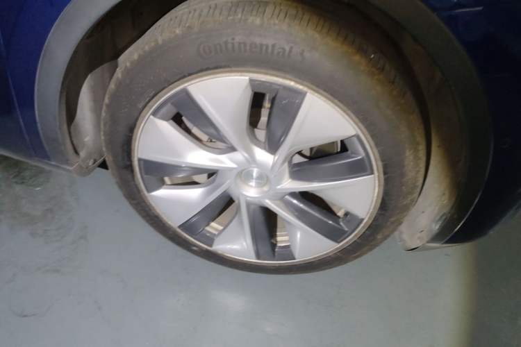 Used Tesla Model Y 2021 Standard Range Rear-Wheel Drive Version Right Front Wheel Hub