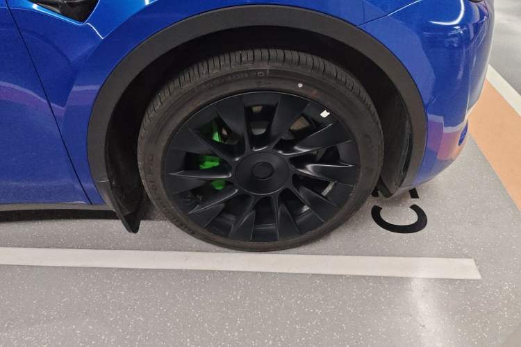 Used Tesla Model Y 2021 Standard Range Rear-Wheel Drive Version Right Front Wheel Hub