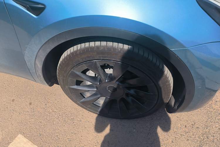 Used Tesla Model Y 2021 Standard Range Rear-Wheel Drive Version Right Front Wheel Hub