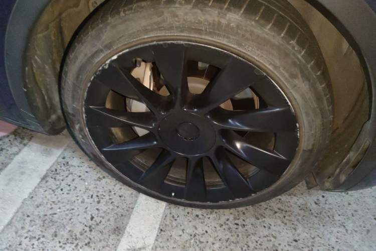 Used Tesla Model Y 2021 Long-Range All-Wheel-Drive Version Right Front Wheel Hub