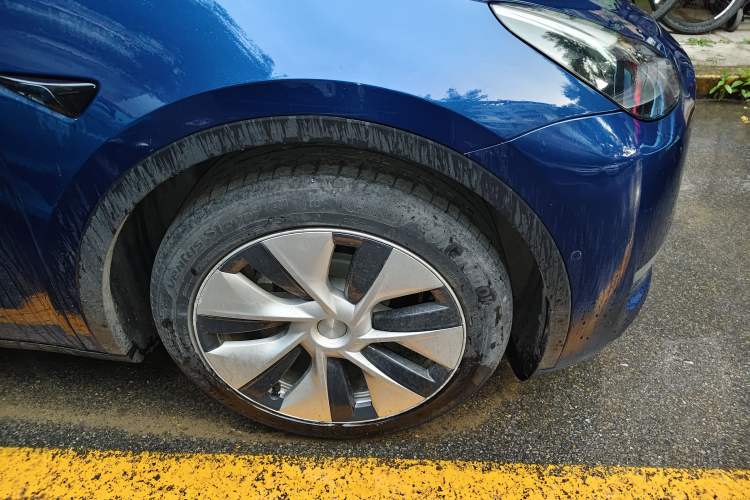 Used Tesla Model Y 2021 Long-Range All-Wheel-Drive Version Right Front Wheel Hub