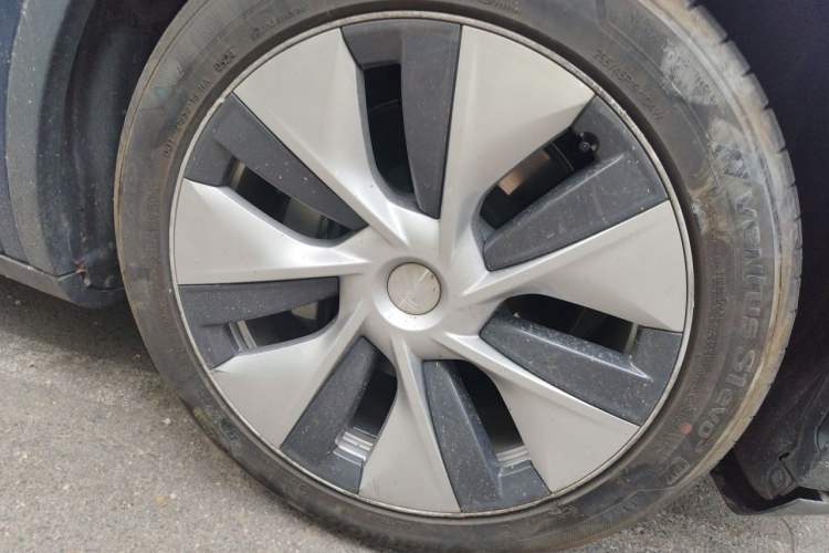 Used Tesla Model Y 2021 Long-Range All-Wheel-Drive Version 3D7 Right Front Wheel Hub