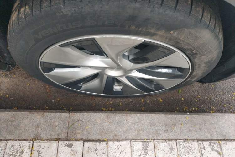 Used Tesla Model Y 2021 Long-Range All-Wheel-Drive Version Right Front Wheel Hub