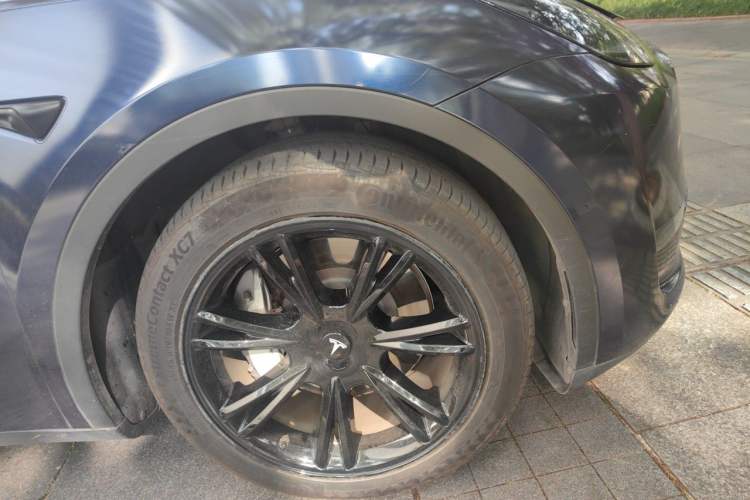 Used Tesla Model Y 2021 Long-Range All-Wheel-Drive Version 3D7 Right Front Wheel Hub