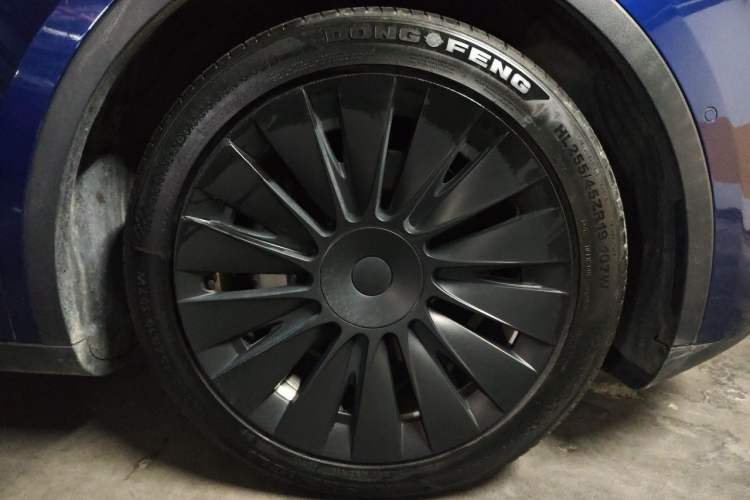 Used Tesla Model Y 2021 Long-Range All-Wheel-Drive Version Right Front Wheel Hub