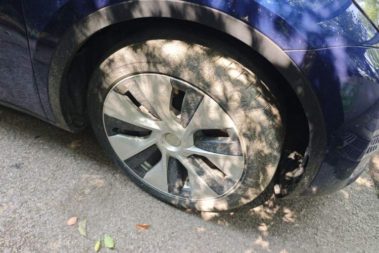 Used Tesla Model Y 2021 Standard Range Rear-Wheel Drive Version Right Front Wheel Hub