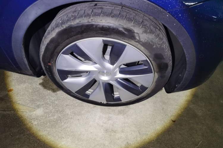 Used Tesla Model Y 2021 Standard Range Rear-Wheel Drive Version Right Front Wheel Hub