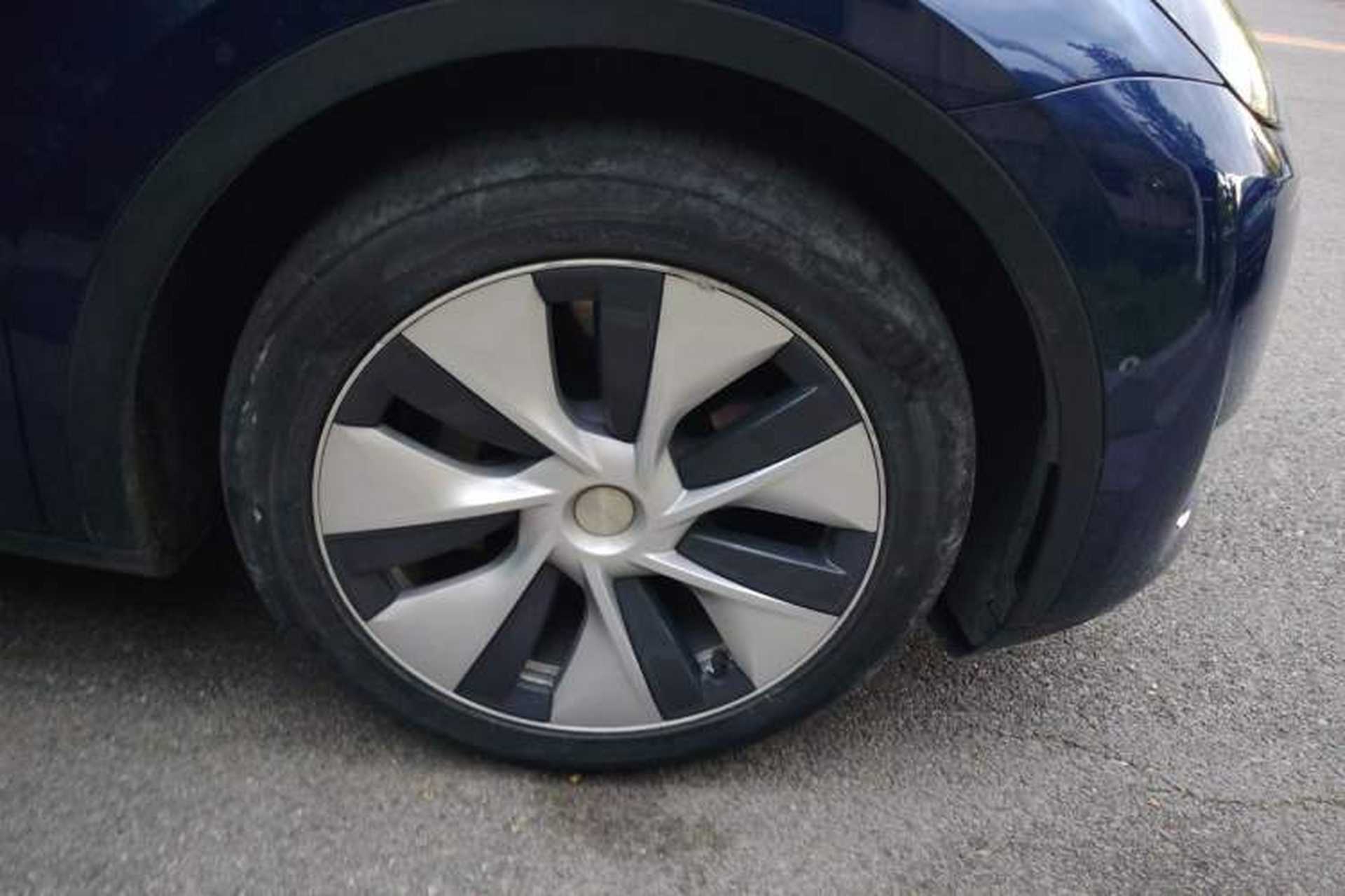 Used Tesla Model Y 2021 Standard Range Rear-Wheel Drive Version Right Front Wheel Hub