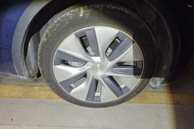 Used Tesla Model Y 2021 Long-Range All-Wheel-Drive Version 3D7 Right Front Wheel Hub