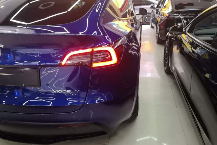Used Tesla Model Y 2021 Standard Range Rear-Wheel Drive Version Right Rear Taillight