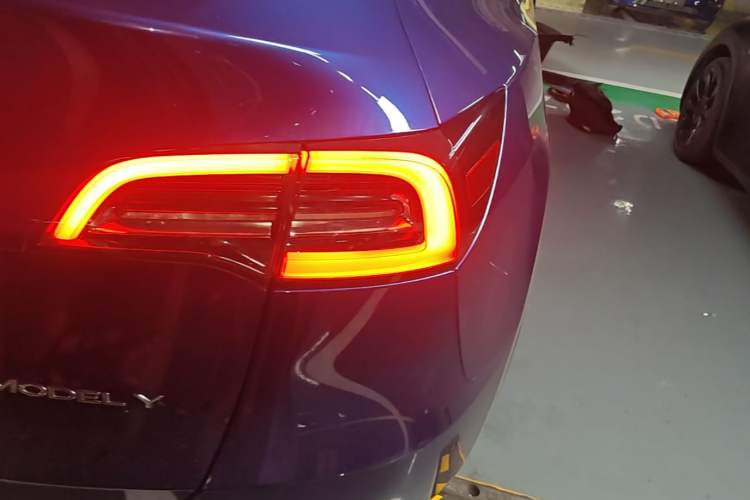 Used Tesla Model Y 2021 Long-Range All-Wheel-Drive Version 3D7 Right Rear Taillight